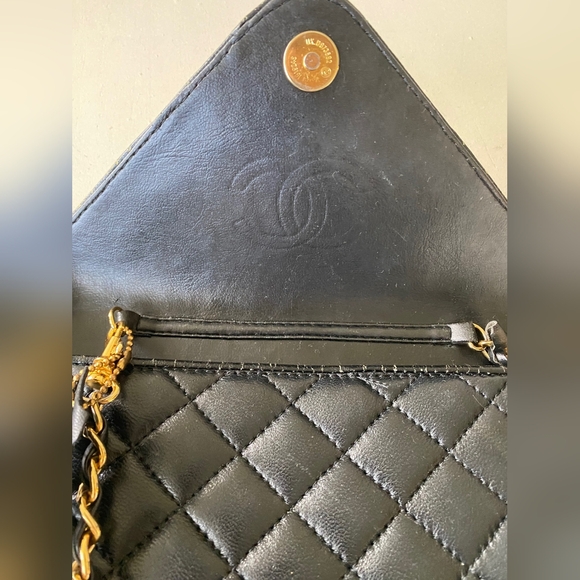 AUTHENTIC VINTAGE BLACK CHANEL PURSE - Picture 5 of 7